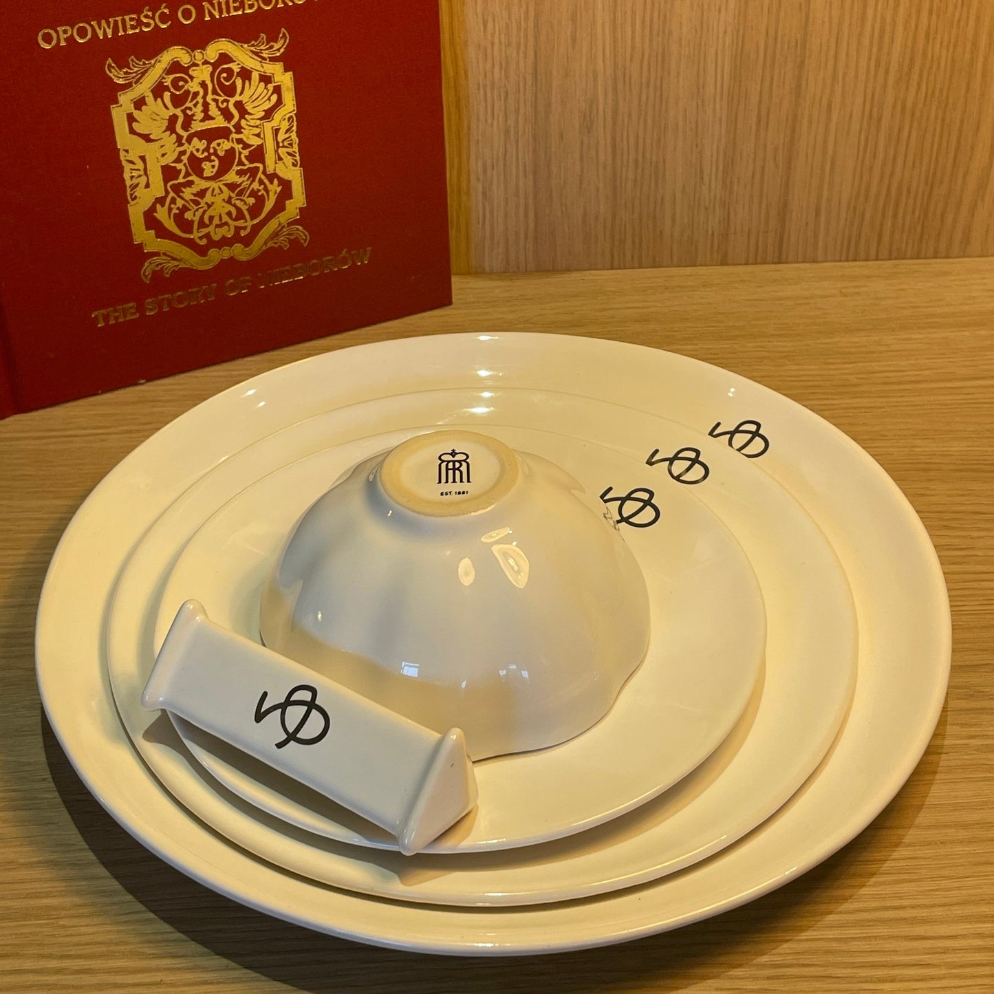 Duży Biały Talerz – Majolika Nieborów x Yukarinko