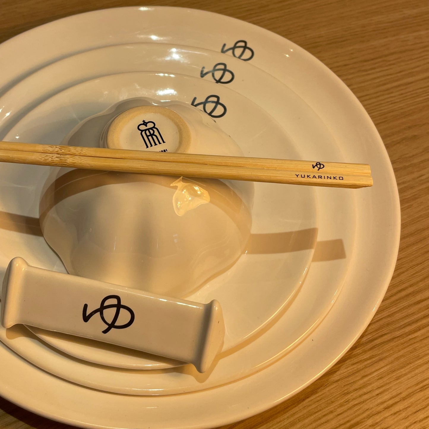 Duży Biały Talerz – Majolika Nieborów x Yukarinko