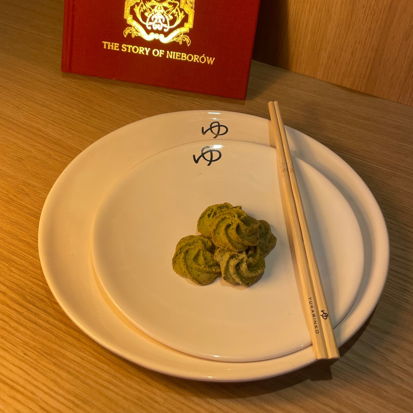 Duży Biały Talerz – Majolika Nieborów x Yukarinko