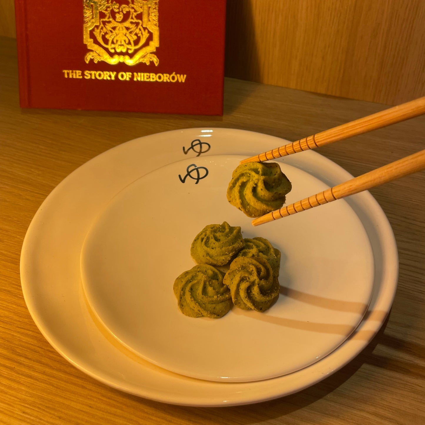 Duży Biały Talerz – Majolika Nieborów x Yukarinko